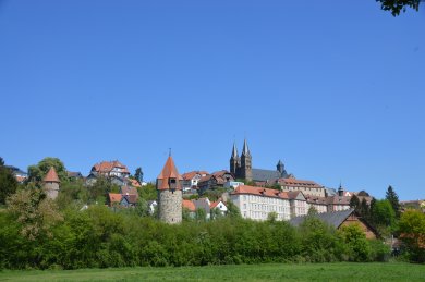 Stadtansicht Fritzlar Auf diesem Bild wird die Stadtansicht gezeigt, wenn man in den Ederauen am Aussichtspunkt "Vier-Türme-Blick" steht. Blauer Himmel und hoch oben drohnt der imposante Dom St. Peter. Rundherum sieht man die (Fachwerk-)Häuser der Fritzlarer Altstadt und einige der noch gut erhaltenen Wehrtürme Fritzlars. Im Vordergrund der Wehrturm die Kanzel.