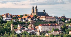 Stadtansicht Fritzlar Auf diesem Bild wird die Stadtansicht gezeigt, wenn man aus südlicher Richtung auf Fritzlar zufährt. Blauer Himmel, vereinzelt Wolken. Oben drohnt der imposante Dom St. Peter. Rundherum sieht man die (Fachwerk-)Häuser der Fritzlarer Altstadt und einige der noch gut erhaltenen Wehrtürme Fritzlars.