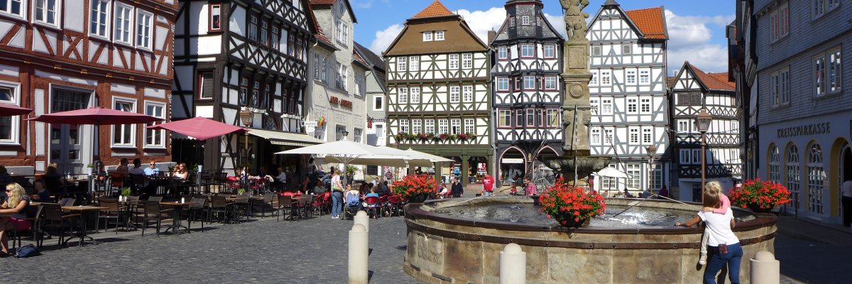 Marktplatz Fritzlar mit Gastro